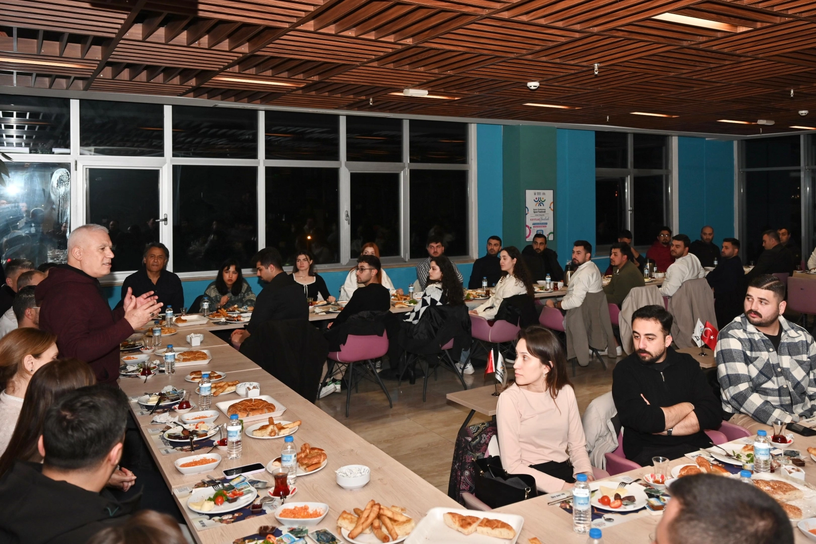 Mustafa Bozbey sahuru gençlerle yaptı