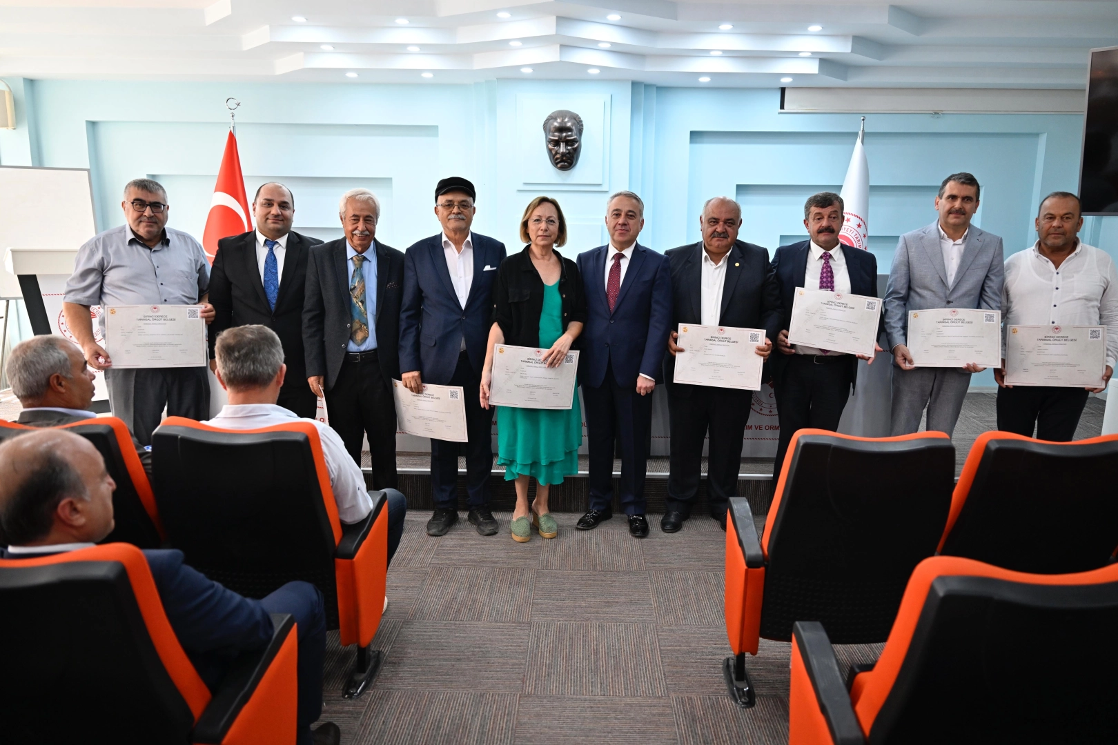 İzmir'de tarımsal amaçlı örgütlere 'birinci derece' belge takdimi