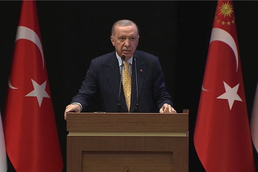 Cumhurbaşkanı Erdoğan'dan Özgür Özel'e sert sözler! Ayağını denk al!