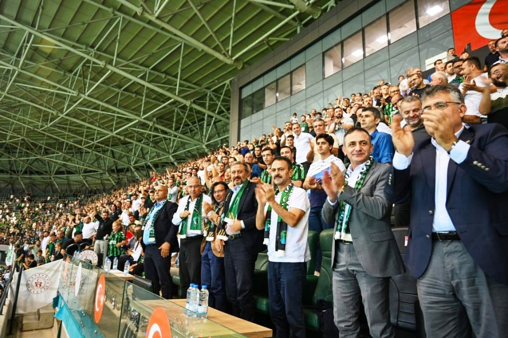 Vali İlhami Aktaş'tan Kocaelispor'a tam saha destek 